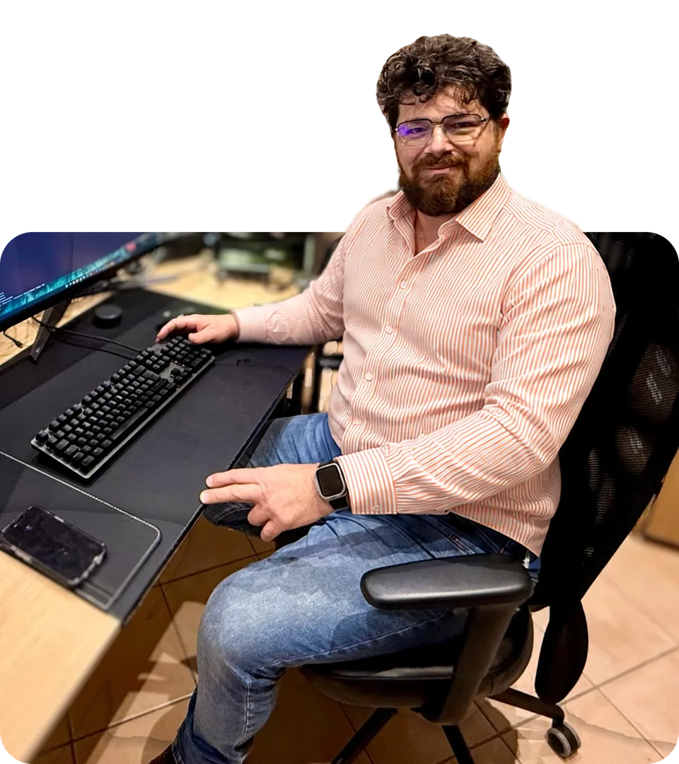 Leonardo Cacopardo alla sua scrivania, la mano sulla tastiera.